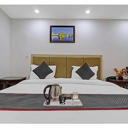 Super Hotel O Mahal Nuova Delhi Esterno foto