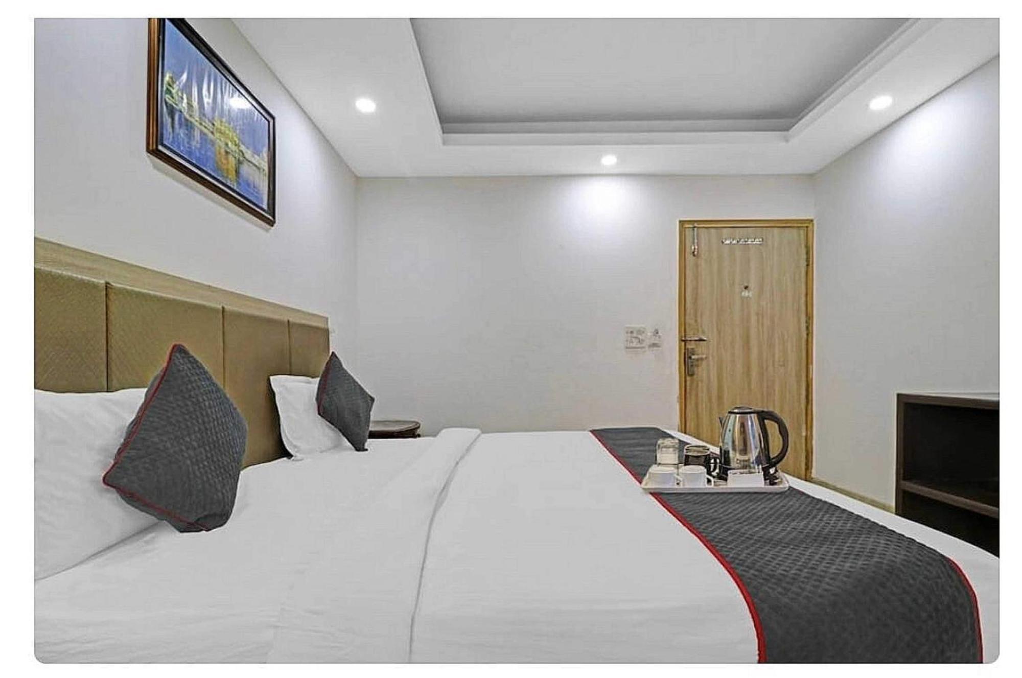 Super Hotel O Mahal Nuova Delhi Esterno foto