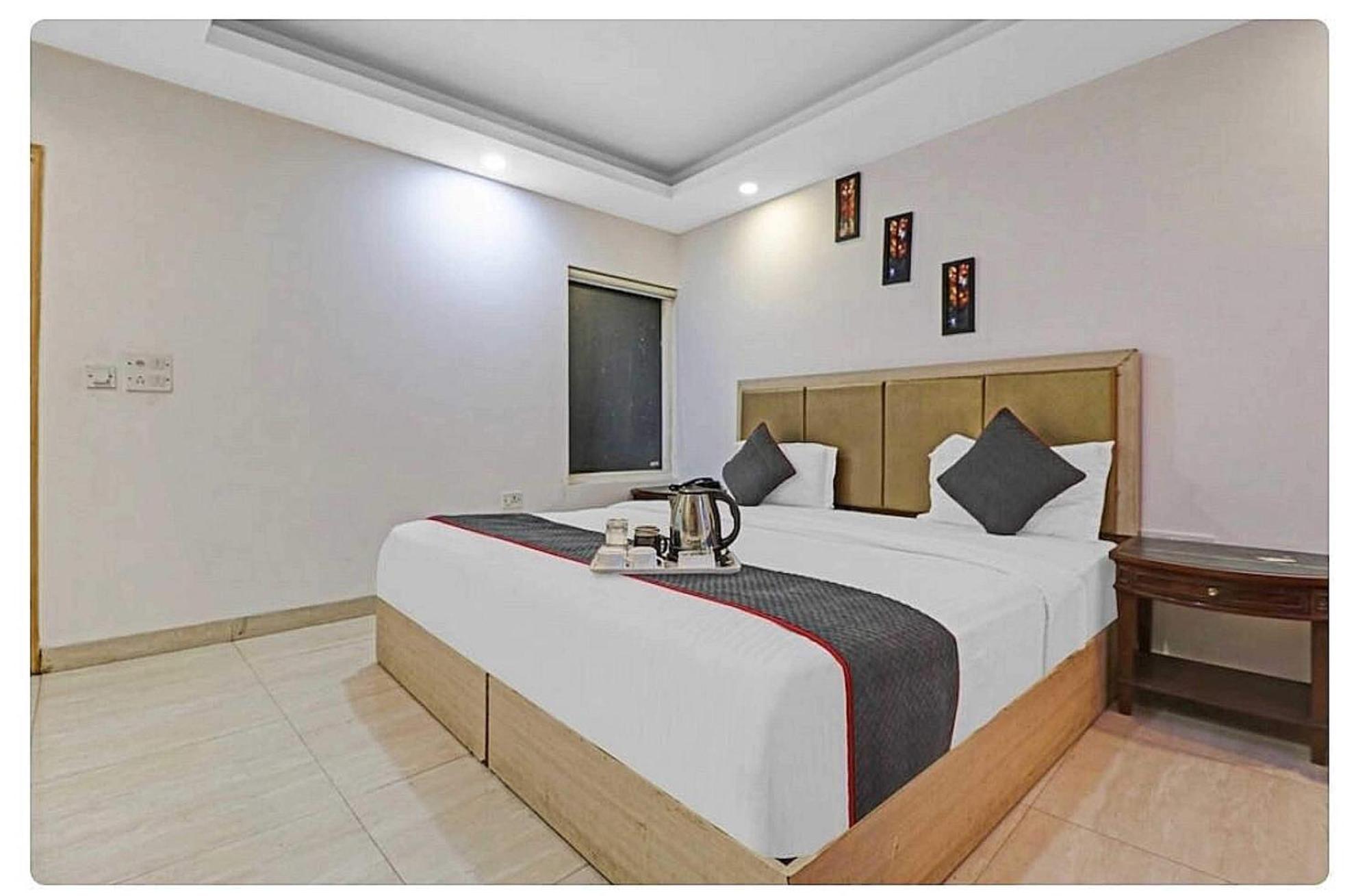 Super Hotel O Mahal Nuova Delhi Esterno foto