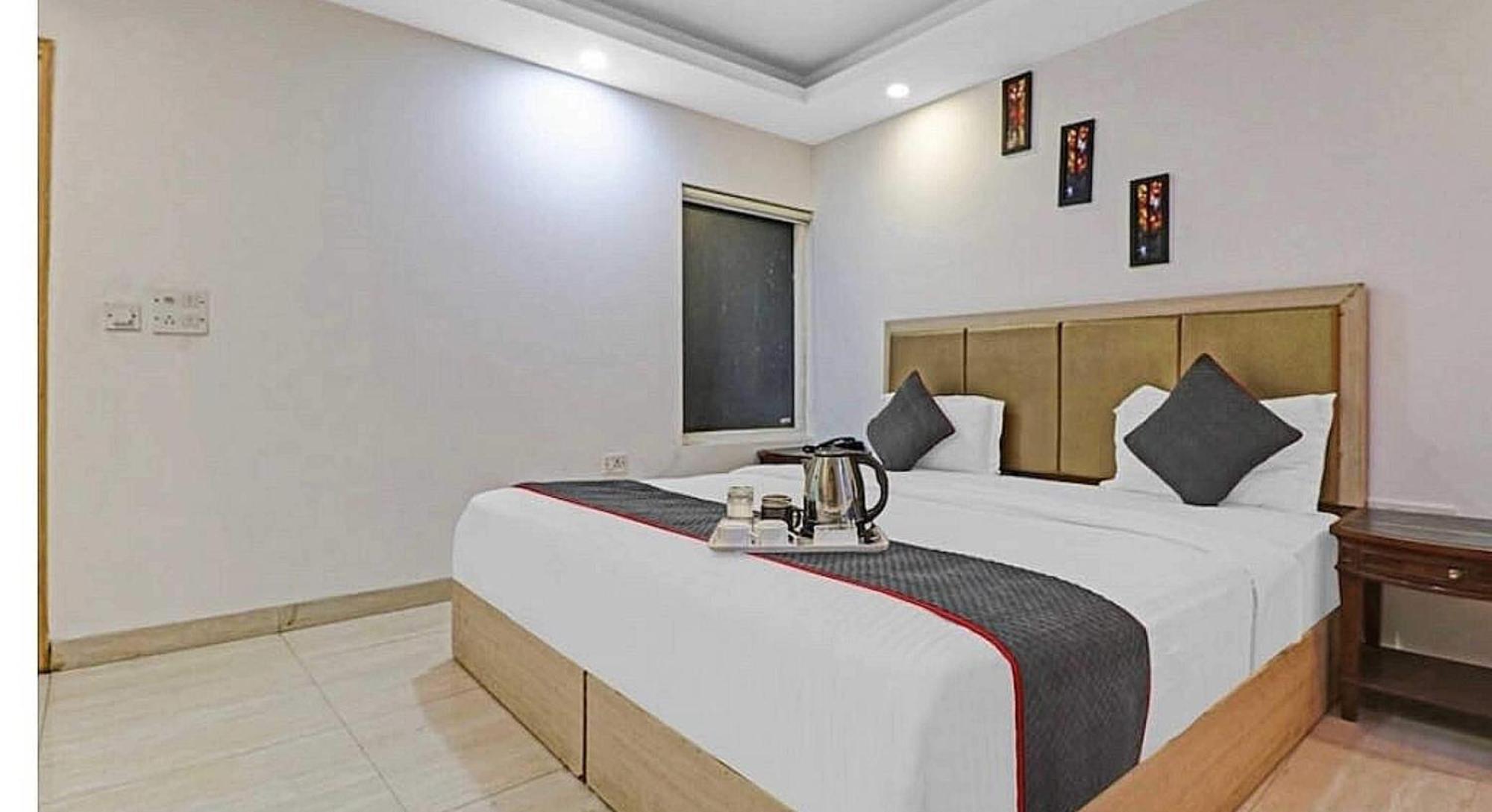 Super Hotel O Mahal Nuova Delhi Esterno foto