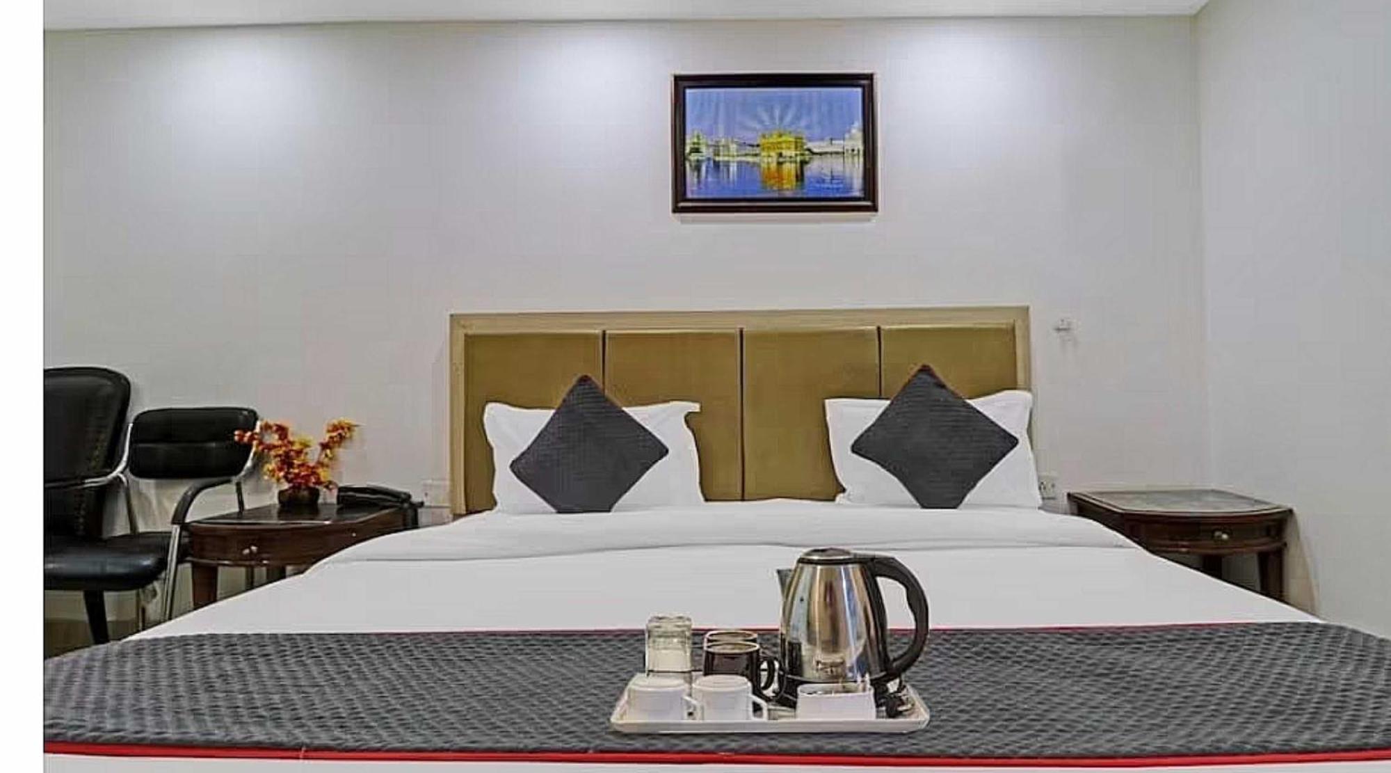 Super Hotel O Mahal Nuova Delhi Esterno foto