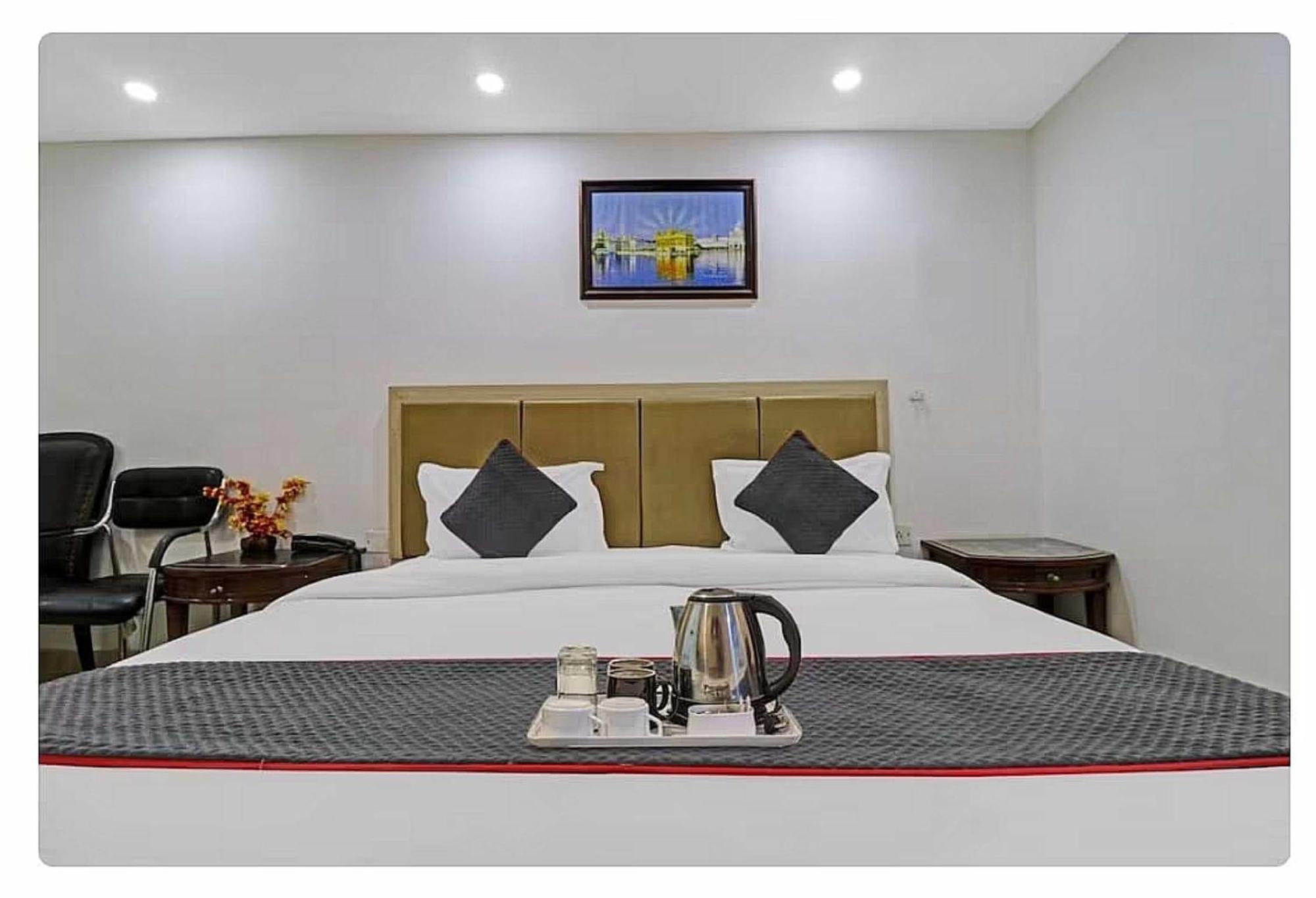 Super Hotel O Mahal Nuova Delhi Esterno foto