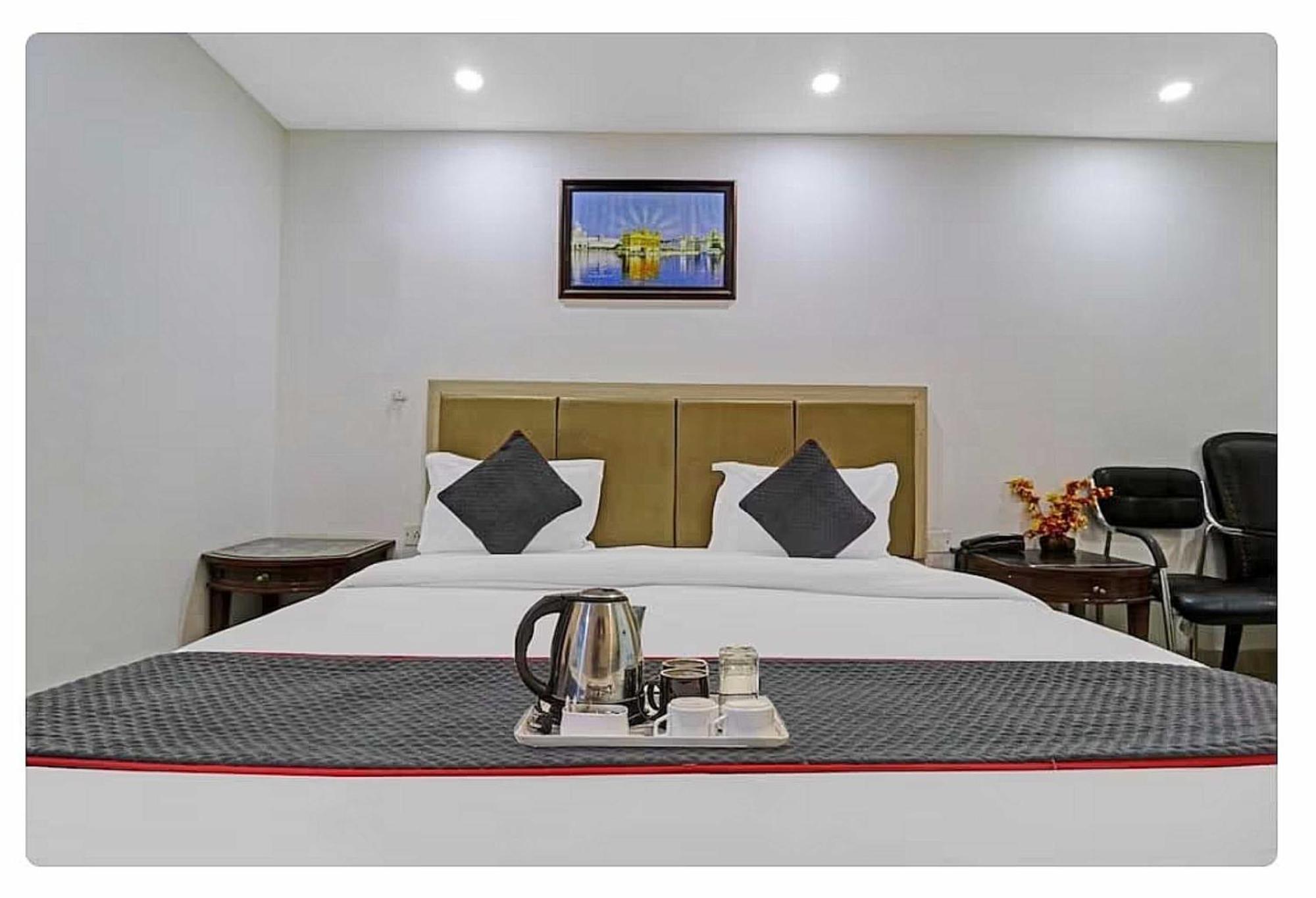 Super Hotel O Mahal Nuova Delhi Esterno foto