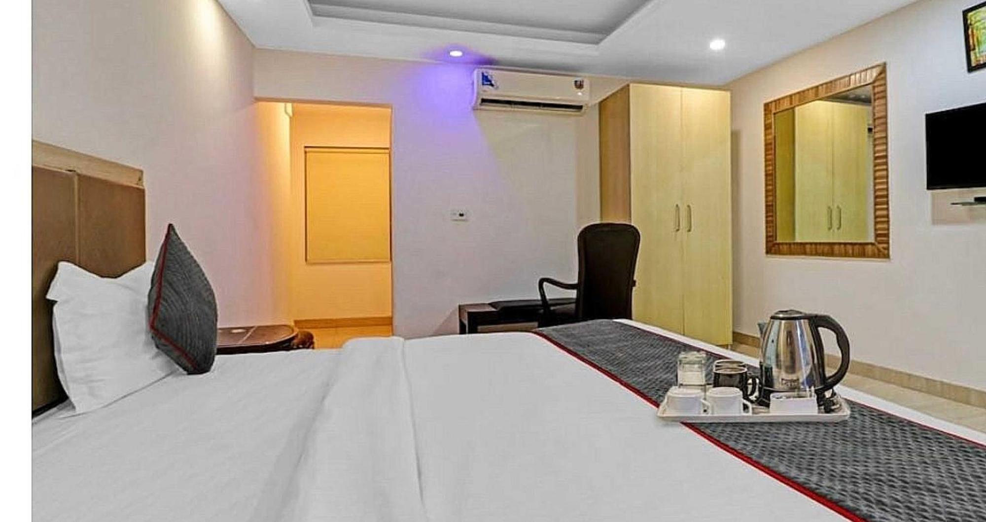 Super Hotel O Mahal Nuova Delhi Esterno foto