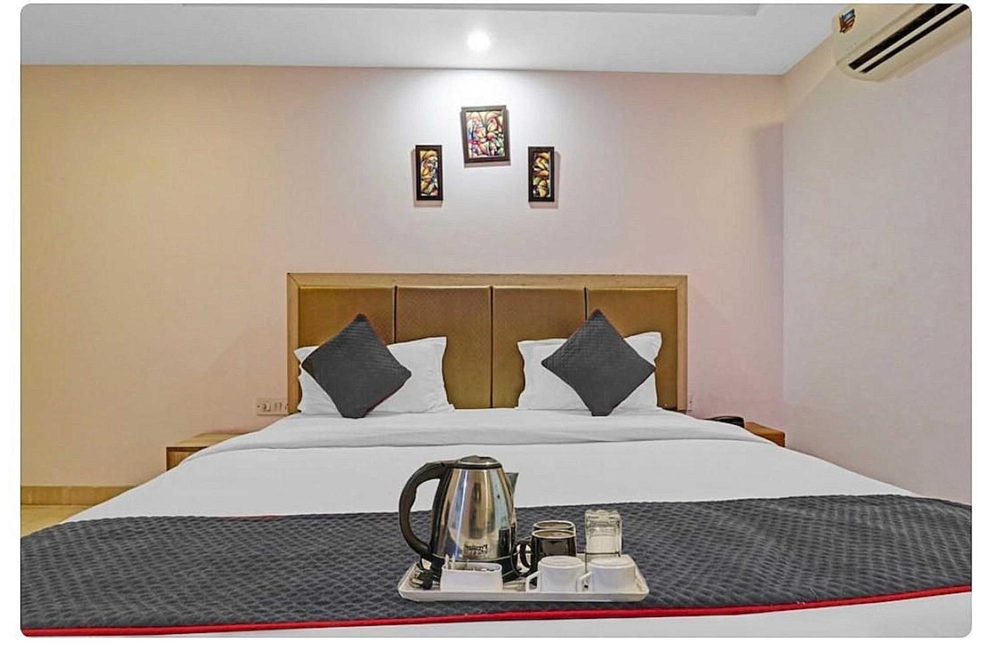 Super Hotel O Mahal Nuova Delhi Esterno foto