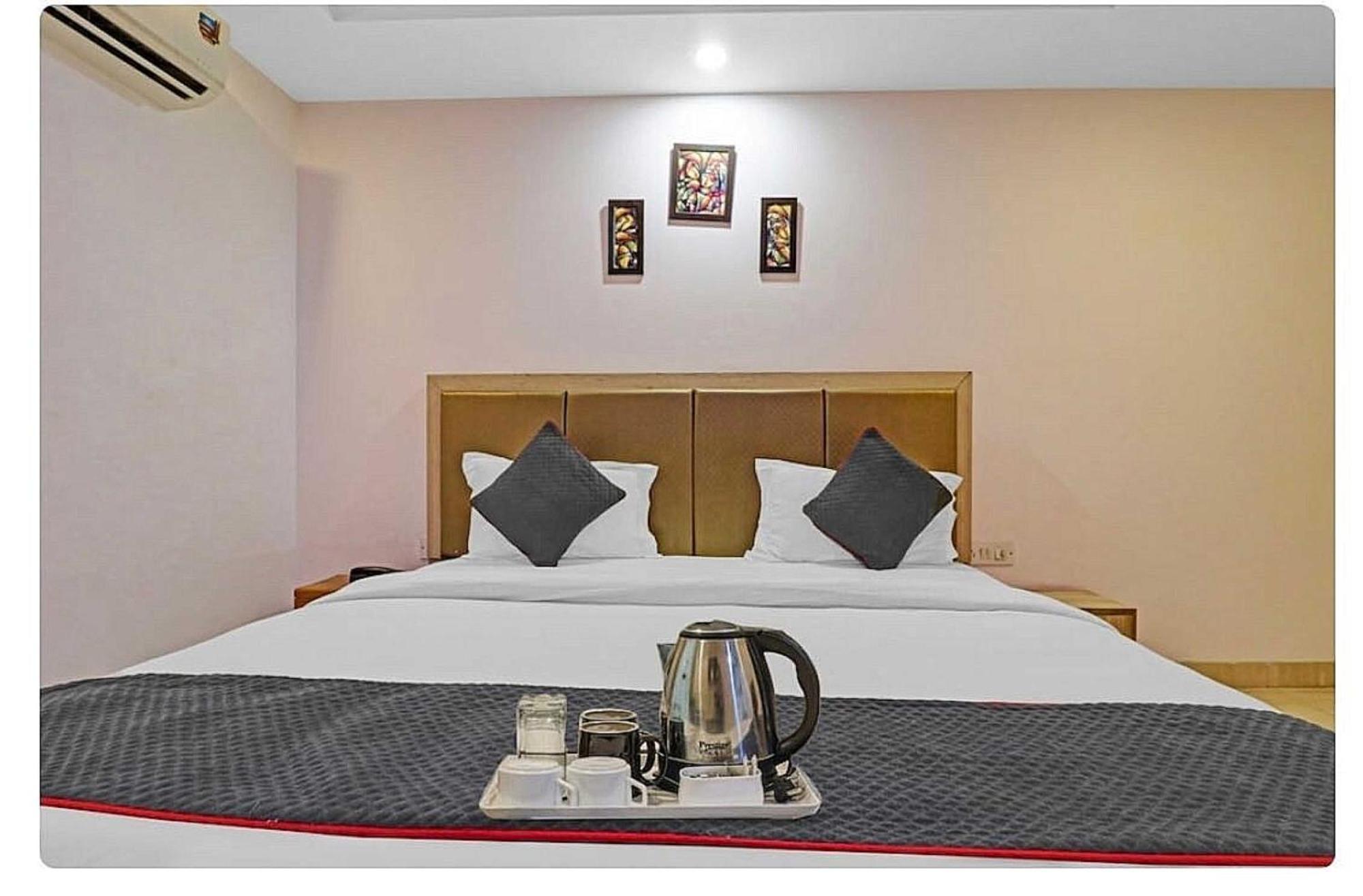 Super Hotel O Mahal Nuova Delhi Esterno foto