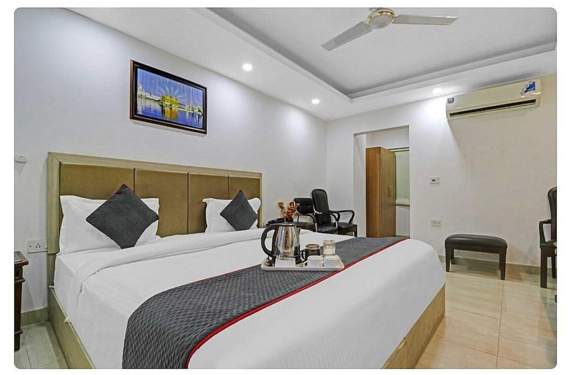 Super Hotel O Mahal Nuova Delhi Esterno foto