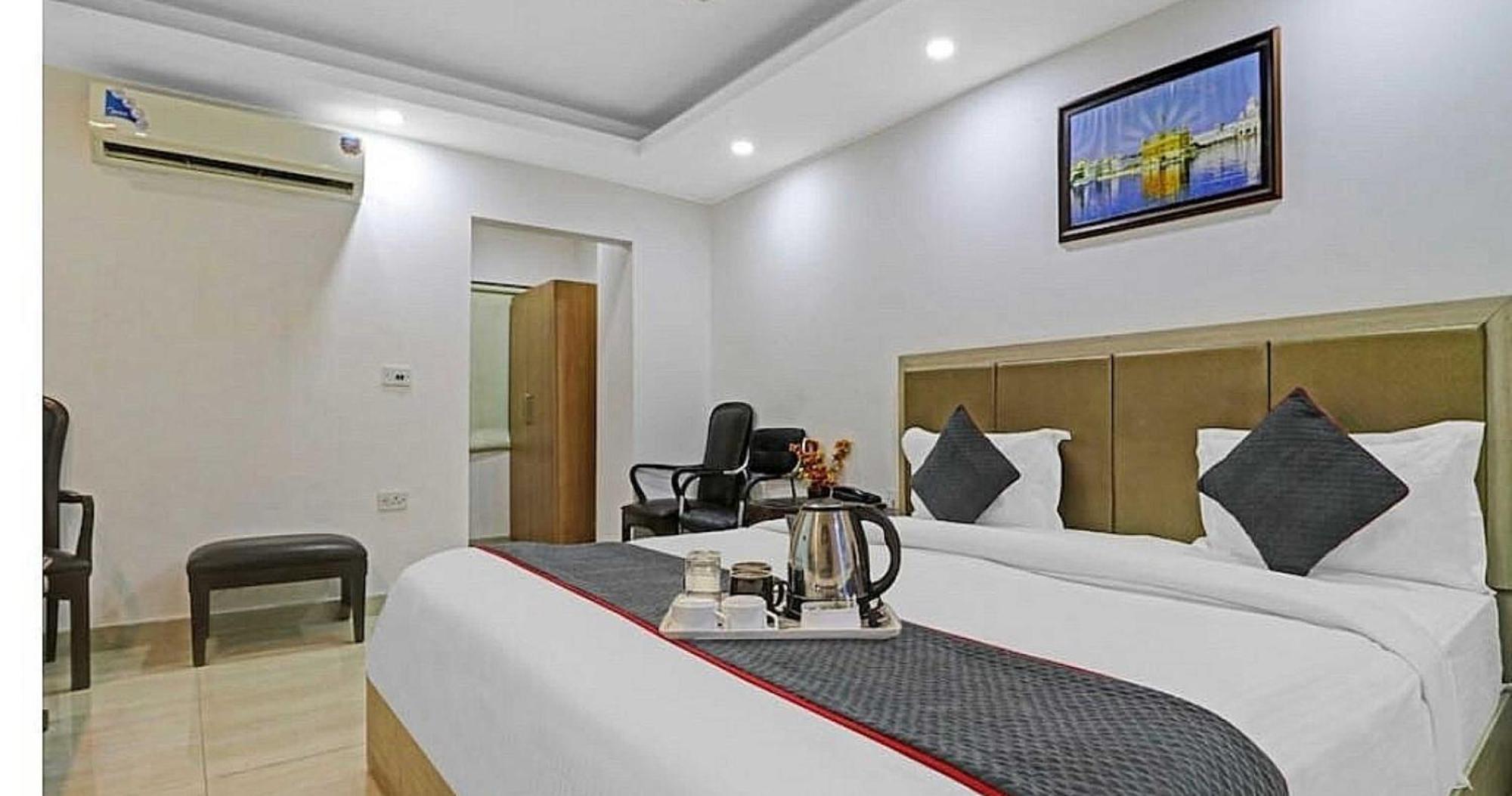 Super Hotel O Mahal Nuova Delhi Esterno foto