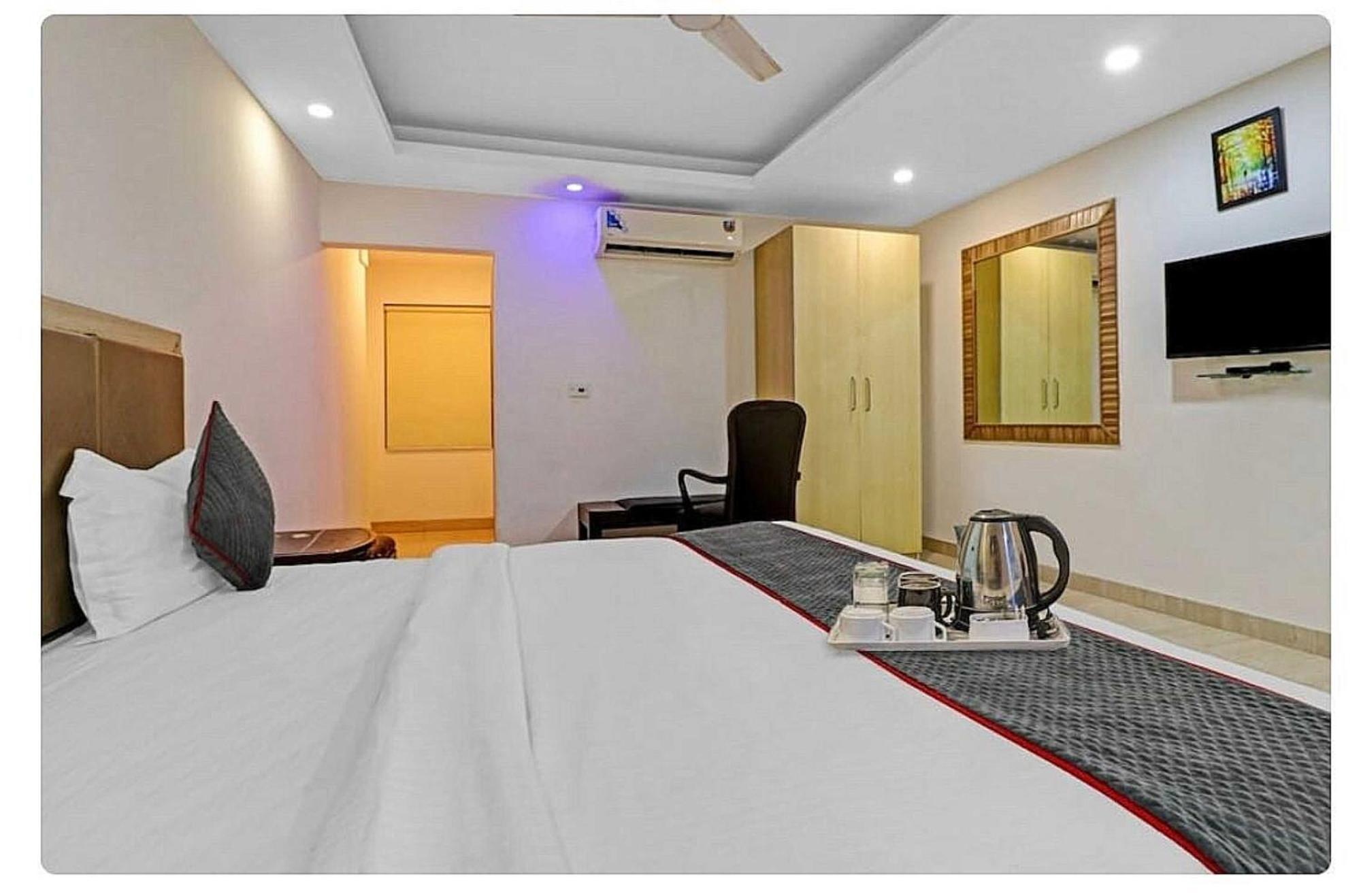 Super Hotel O Mahal Nuova Delhi Esterno foto