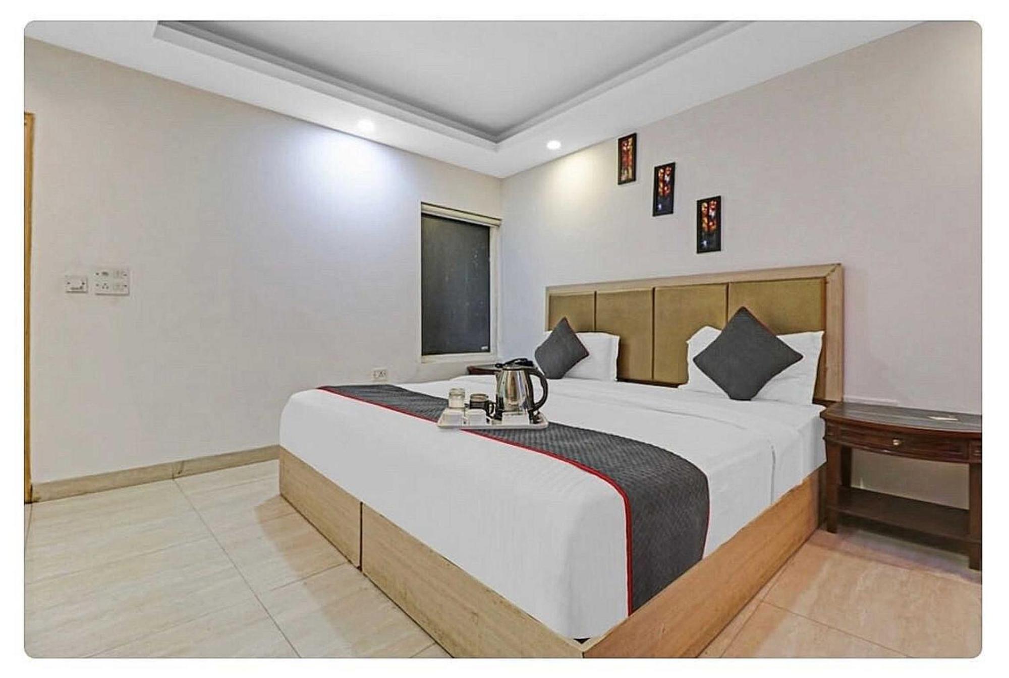 Super Hotel O Mahal Nuova Delhi Esterno foto