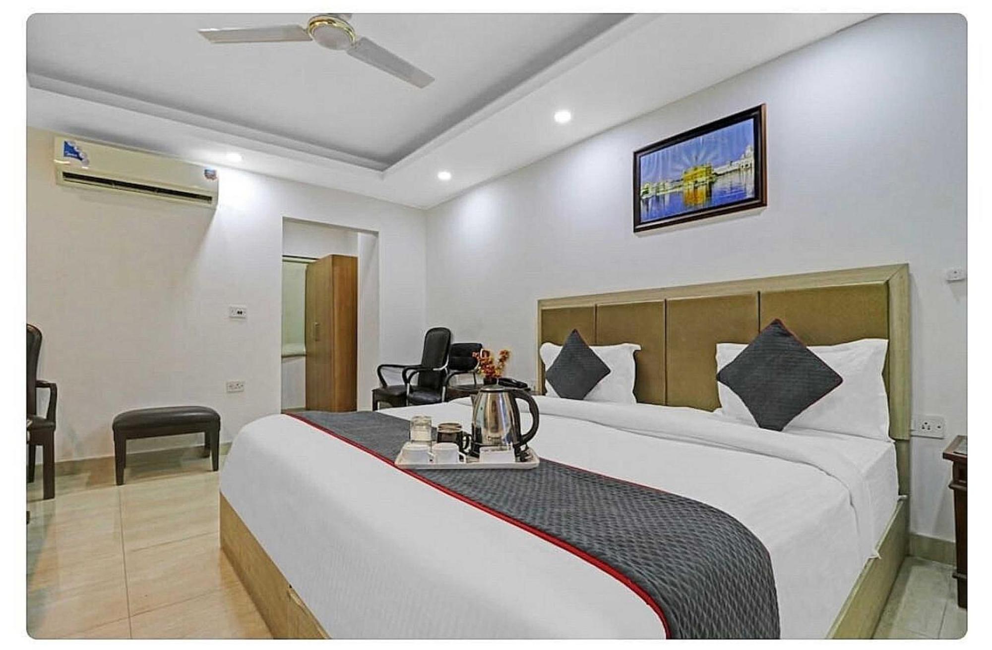 Super Hotel O Mahal Nuova Delhi Esterno foto